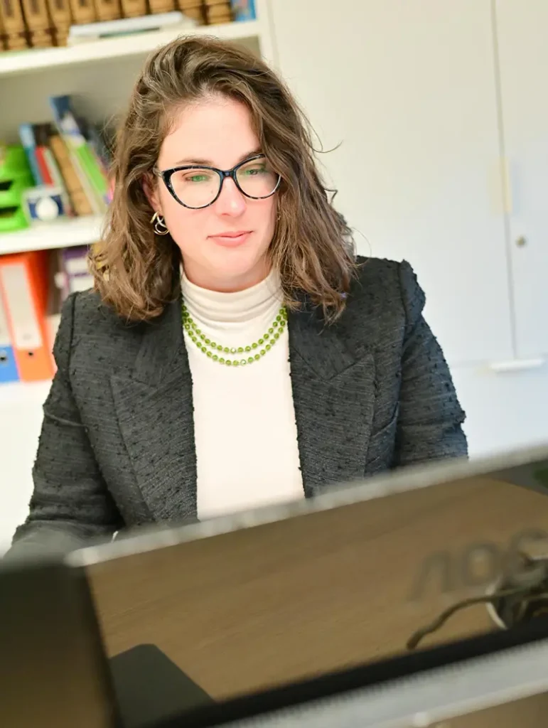 Ana ima bogato iskustvo u prevođenju i lekturi. Ovlašteni je sudski tumač za engleski i talijanski jezik te član Društva hrvatskih audiovizualnih prevoditelja